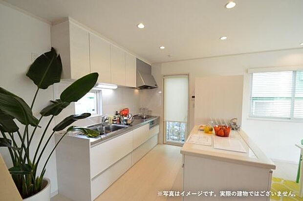 壁付けキッチンを採用しているので、アイランドカウンターを置くと対面キッチンのように使えます!向かい合って複数人で使うことができるので、家族みんなでのお料理も楽しくなります♪※画像はイメージです