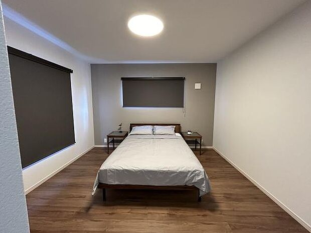 主寝室はシンプルに。グレーのアクセントクロスがポイントです!