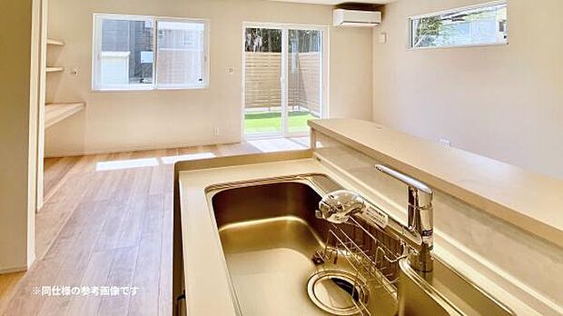 家族とのコミュニケーションがとりやすい、対面キッチンを採用!※同仕様の参考画像です。家具・小物は含まれておりません