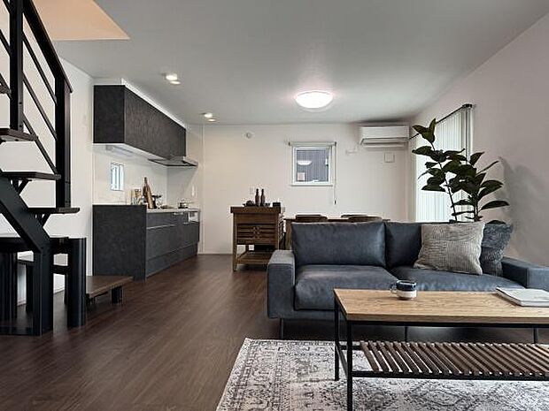 空間を広く使えるように、壁付けキッチンを採用しました。アイランドカウンターを設置することで対面キッチンの機能もあるので一石二鳥の使い方ができます!