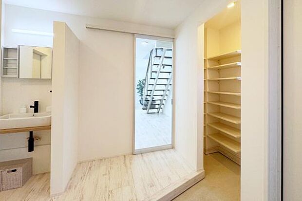 ただいま手洗いができる動線。玄関収納もたっぷり設けました!床暖房も完備し、冬も暖かく使えます♪