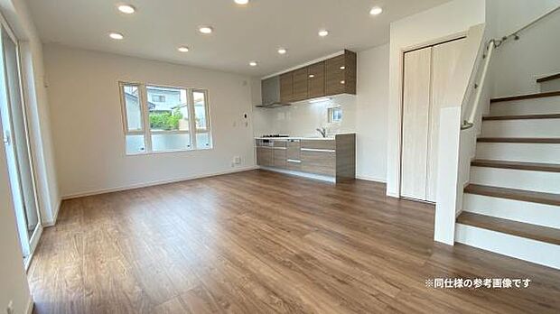 壁付けキッチンを採用しているので、空間を広く使えます◎※同仕様の参考画像です。家具・小物は含まれておりません