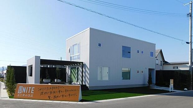 東根市蟹沢展示場(ユニテハウス)：外観