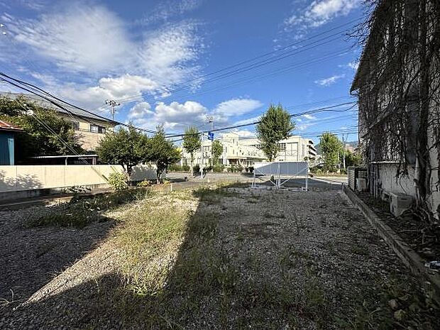 歩道のある東側行動に面しています