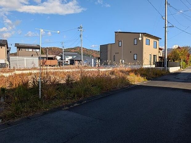 対象地を西南側から見ています。