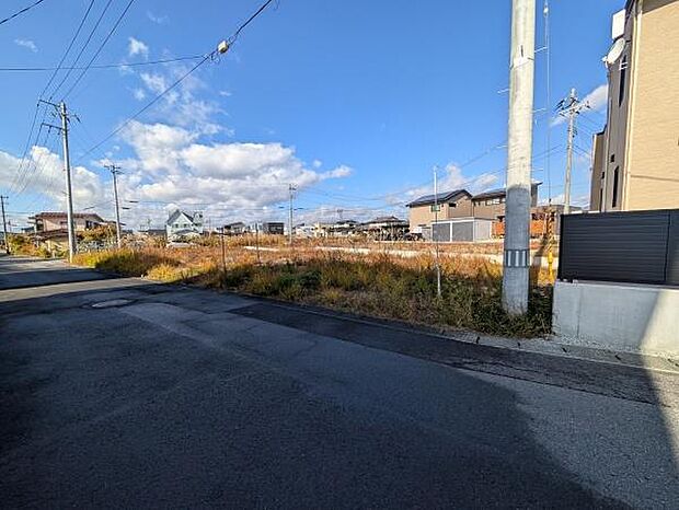 新しい分譲地内にある整備された宅地です。