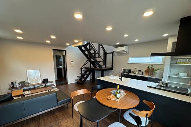 対面キッチンで家族のコミュニケーションがとりやすい配置です。