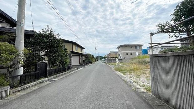 前面道路幅員は5.9mで駐車も安心。