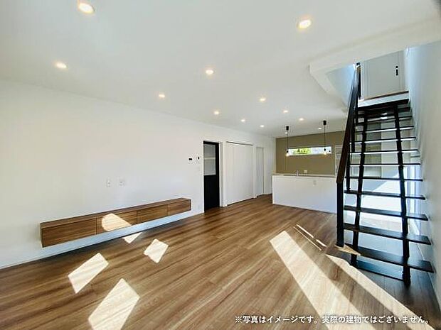 リビング階段はスケルトンデザインを採用。広く感じられるメリットが◎※画像はイメージです