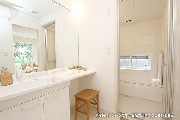 ご要望の多い、洗面脱衣室を広くとった間取りです。カウンターを設置してメイクスペースとしても使えます◎※画像はイメージです。