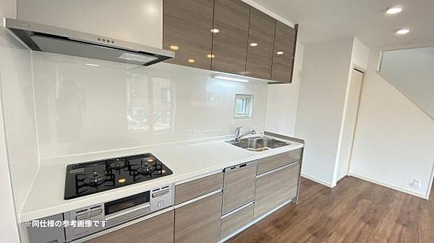 壁付けキッチンを採用しているので、空間を広く使えます◎※同仕様の参考画像です。