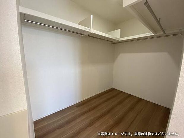 主寝室のウォークインクローゼットは2.7帖！おしゃれな方も大容量収納なので安心です。※画像はイメージです