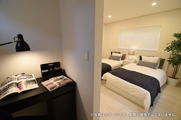 主寝室にあるDENは、リモートワークはもちろん、メイクスペースとしても◎夜の美容タイムにも活用できます♪　※画像はイメージです