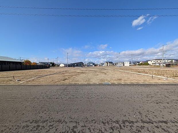 新しい分譲地内にある整備された宅地です。