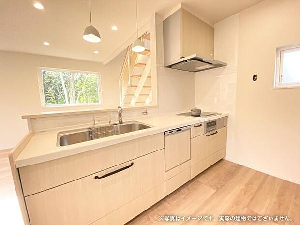 人気の対面キッチンを採用しているので、料理中でもリビングの家族とのコミュニケーションもバッチリです♪※画像はイメージです。