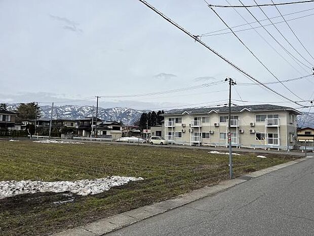 前面道路幅員は6.6mで駐車も安心。