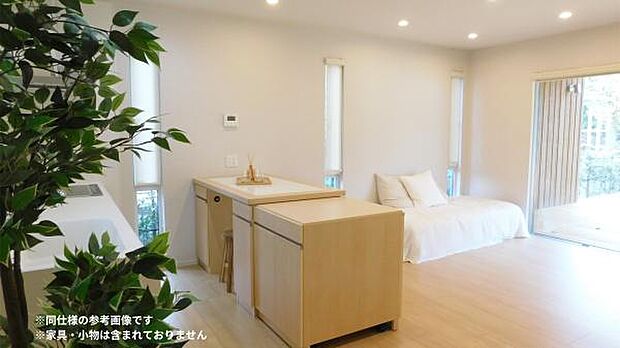 壁付けキッチンにアイランドカウンターをプラスすると、対面キッチンのように活用できるのでおすすめです!※同仕様の参考画像です。家具・小物は含まれておりません