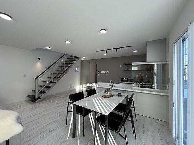 対面キッチンを採用しました。配膳動線がラクラク♪家族との距離感が近く、自然と会話が生まれる空間になります!