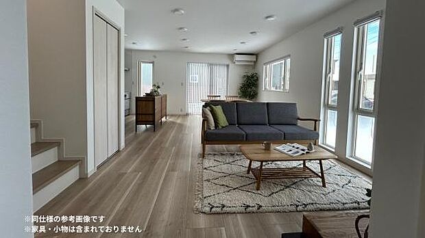 LDKはコンパクトでも大満足な広さ!階段下のリビング収納が◎※同仕様の参考写真です。家具・小物は含まれておりません。