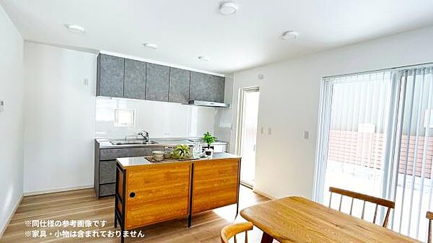 壁付けキッチンを採用しているので、空間を広く使えます◎※同仕様の参考画像です。家具・小物は含まれておりません。