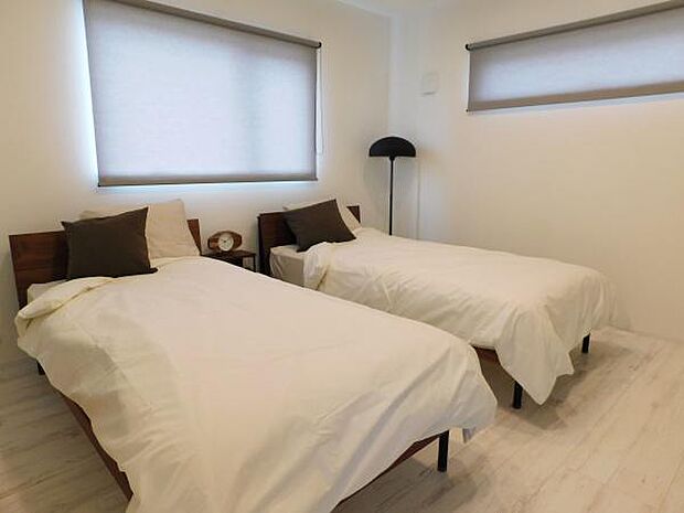 主寝室はシンプルに。小物にもこだわっています。