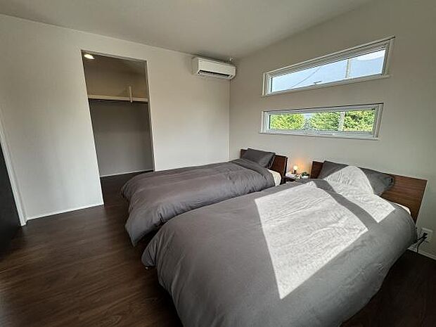 主寝室はシンプルに。小物にもこだわっています。