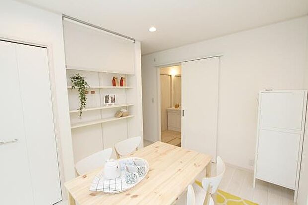 1Fの洋室は、家事室として使うのもおすすめですが、来客用としても、カフェスペースとしても使えます◎※写真はイメージです。