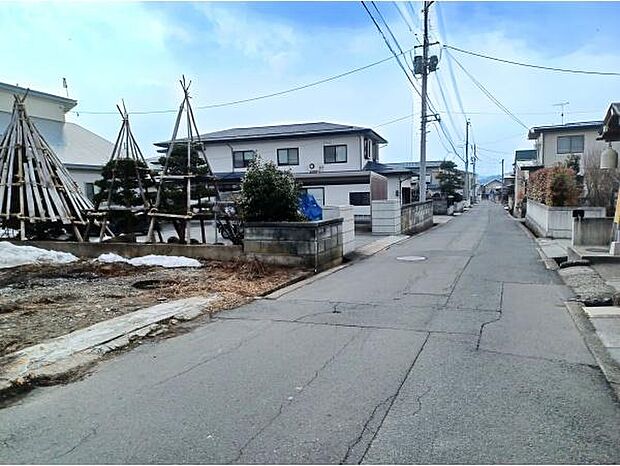 前面道路幅員は5m。駐車も安心の広さです！