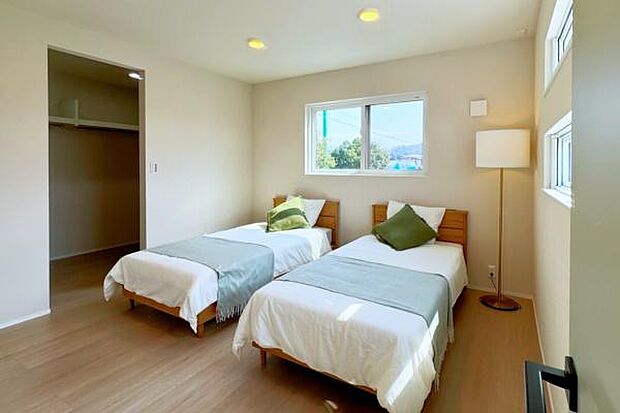 主寝室はシンプルに。小物にもこだわっています。