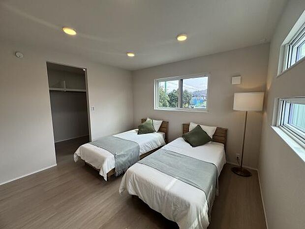 主寝室はシンプルに。小物にもこだわっています。