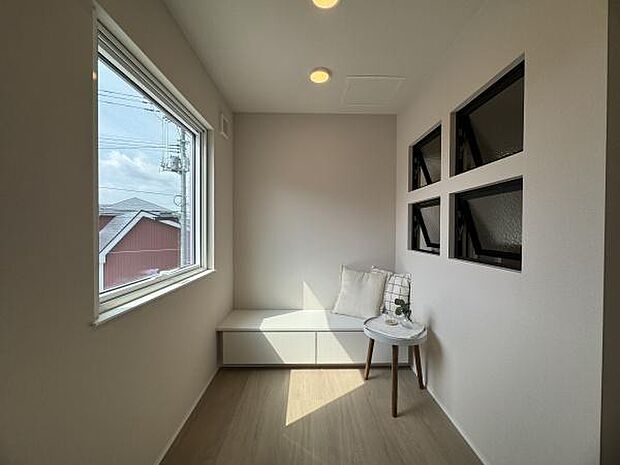 2Fのフリースペースにはデコ窓付きの仕切りを付けました。来客時に使ったり、キッズスペースにしたり、いろいろな使い方ができます！