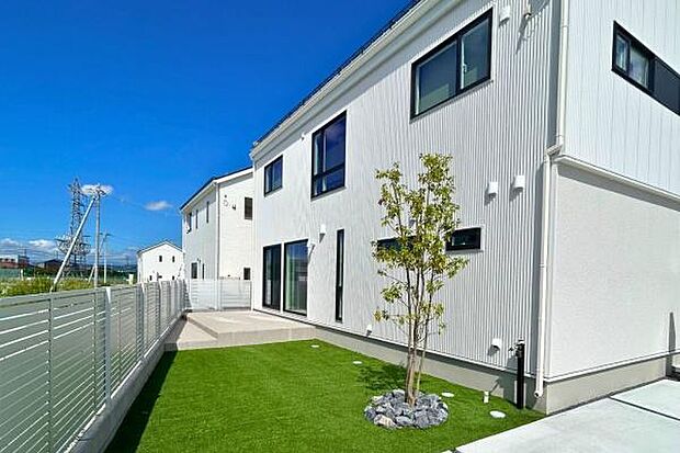 外構にもこだわりました!お休みの日はデッキでくつろぐのもおすすめ♪お庭づくりなどもご提案させていただきます。