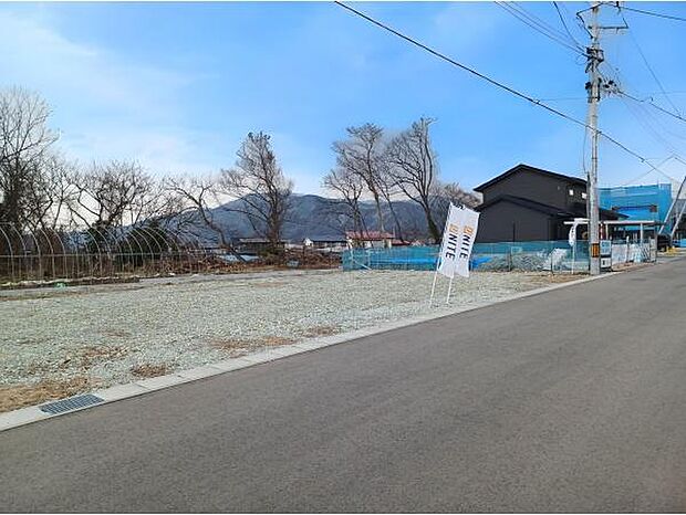 新しい分譲地内にあります。