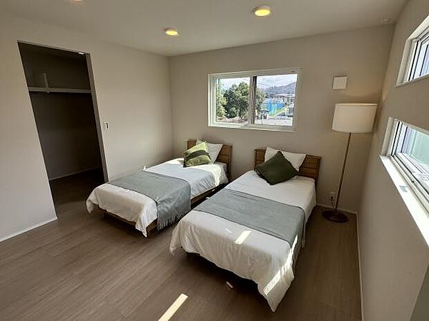 寝室は無駄なものをそぎ落とし、シンプルにコーディネート。収納スペースもしっかり確保しています。