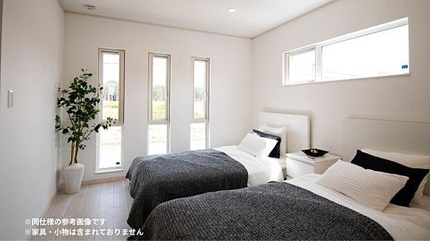 寝室は2面採光。ゆったりとした時間が過ごせます。※同仕様の参考画像です。家具・小物は含まれておりません。