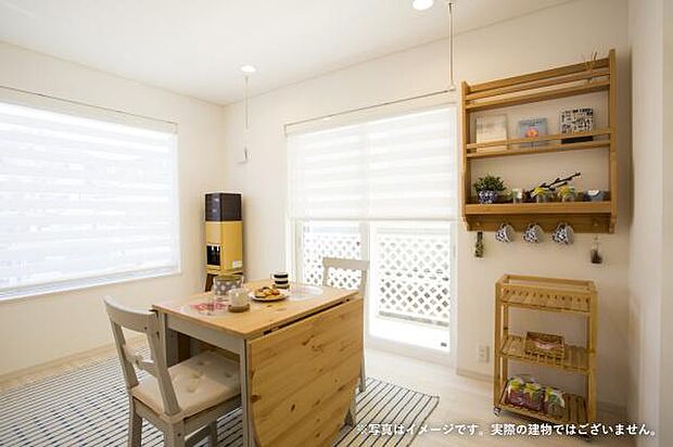 1Fの洋室は、家事室として使うのもおすすめ！来客用としても、カフェスペースとしても使えます◎※写真はイメージです。家具・小物は含まれておりません。