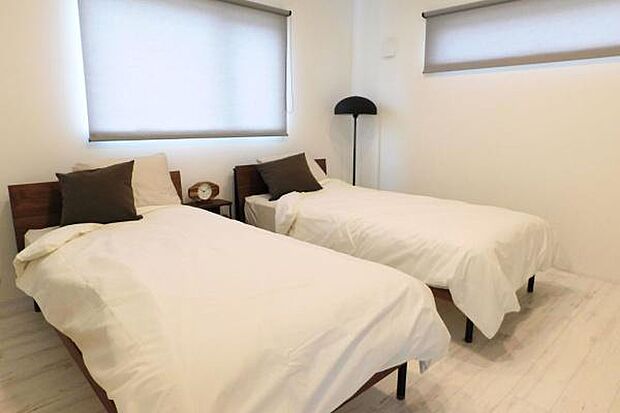 主寝室はシンプルに。グレーのアクセントクロスがポイントです!