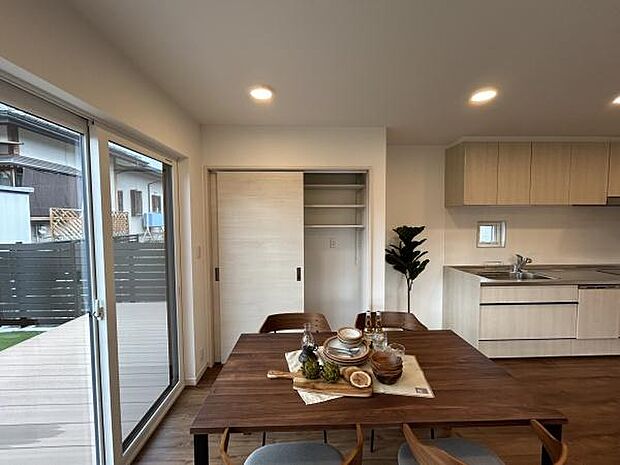 キッチンにはパントリーも設置。収納も考えられた間取りです！