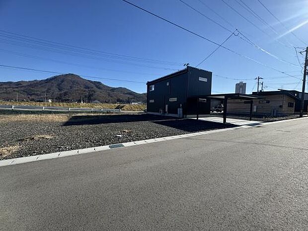 新しい分譲地内にある整備された宅地です。