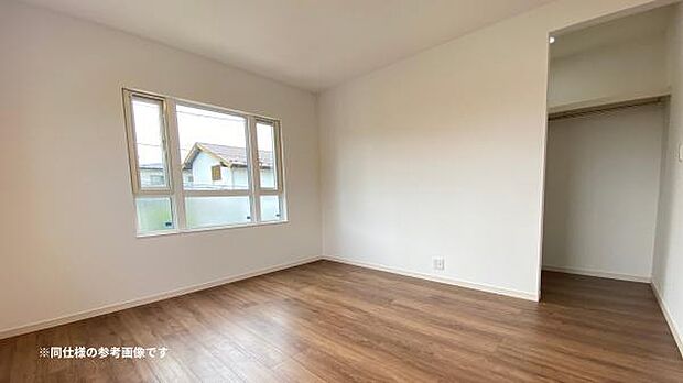 主寝室には2.6帖のウォークインクローゼットつき!衣替え不要の大容量収納です◎※同仕様の参考画像です。