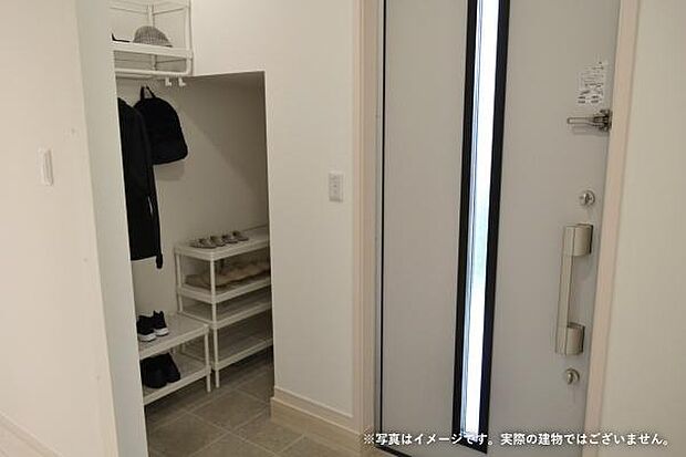 シューズクローゼット完備!棚を設置して上着をかけたり、ベビーカーを収納したり便利です♪※画像はイメージです。