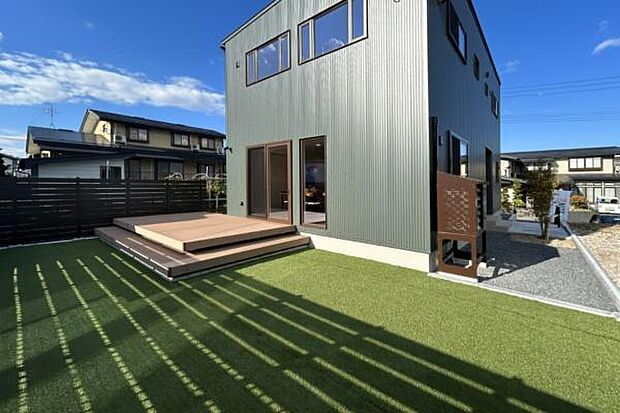 【事例紹介】ガルバリウム×ウッドデッキで作る開放的なプライベートガーデンのある暮らし。ダイニングからつながるアウトドアリビングは注目ポイントです!土地全体を有効活用するご提案をしています。