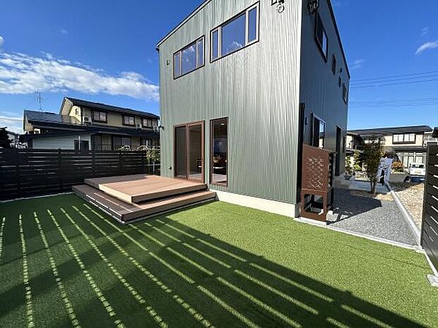 外構もつくりこんだ展示場です!子供たちと遊ぶのもよし、デッキで食事をするのもよし、人を招くのもよし♪