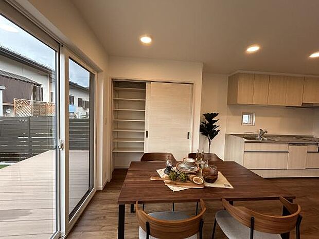 キッチンにはパントリーも設置。収納も考えられた間取りです！