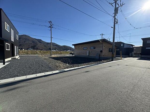 新しい分譲地内にある整備された宅地です。