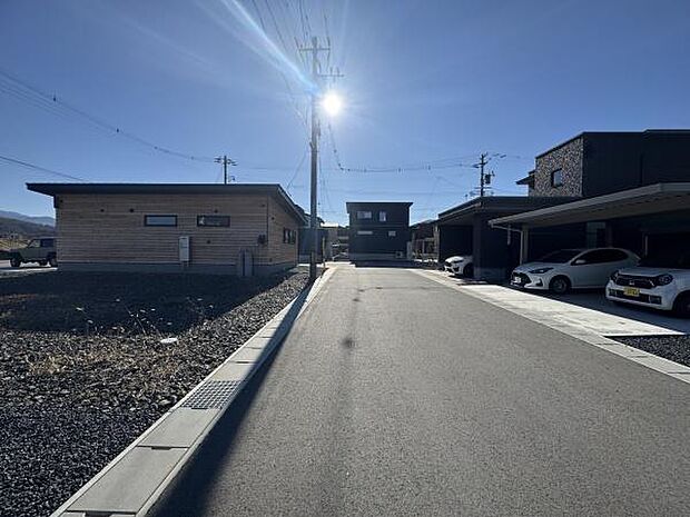 前面道路幅員は6.0mで駐車もラクラク♪