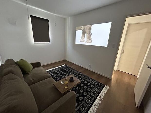 1F洋室はシアタールームとして使えます。映画を見たり、推し活にも大活躍♪