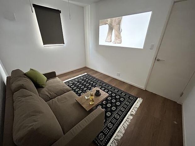 1Fの洋室はシアタールームに仕上げました！映画鑑賞や推し活が趣味の方へおすすめです♪