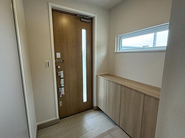 大容量のシューズボックス付き。視線を遮りながらも明るさを取り入れる窓を採用して、明るい玄関に。