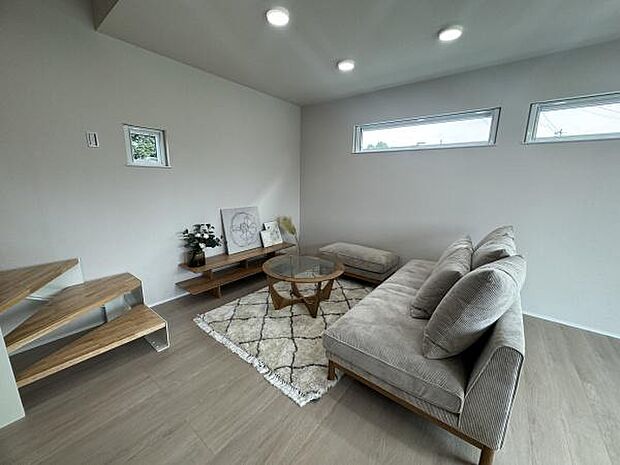 インテリアや小物は、クラッシュゲートを含む関家具を中心にコーディネート。こちらが全てコミコミで付いてきます!